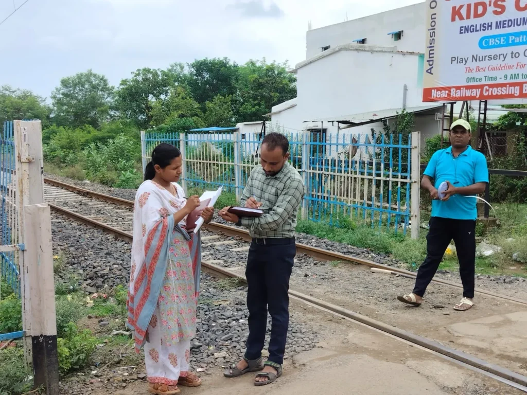 भटेरा रेलवे क्रॉसिंग ओवरब्रिज निर्माण के वैकल्पिक मार्ग में बदलाव पर कोसमी ग्रामीणों का विरोध, आंदोलन की चेतावनी