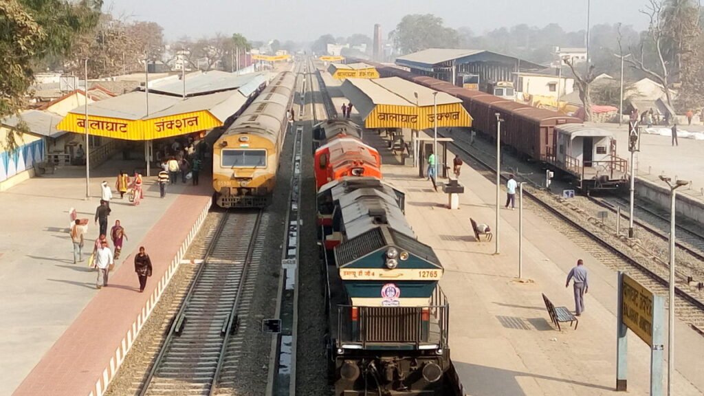 बालाघाट रेलवे स्टेशन की हकीकत, जनप्रतिनिधियों की घोषणाएं बनाम यात्रियों की घंटों की परेशानी