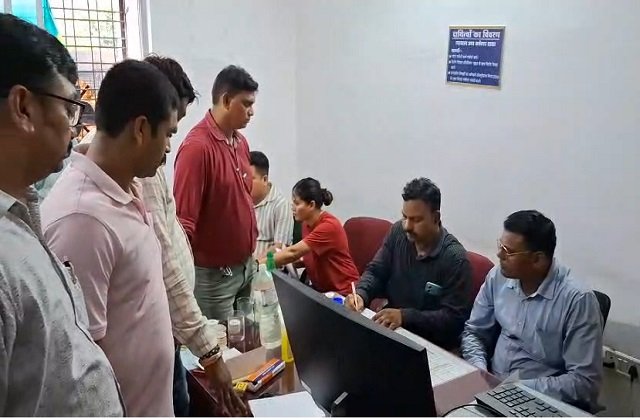 Balaghat News: डाटा एंट्री ऑपरेटर ₹10,000 रिश्वत लेते रंगे हाथ गिरफ्तार, बालाघाट कलेक्टर कार्यालय में पहली बार लोकायुक्त की बड़ी कार्रवाई