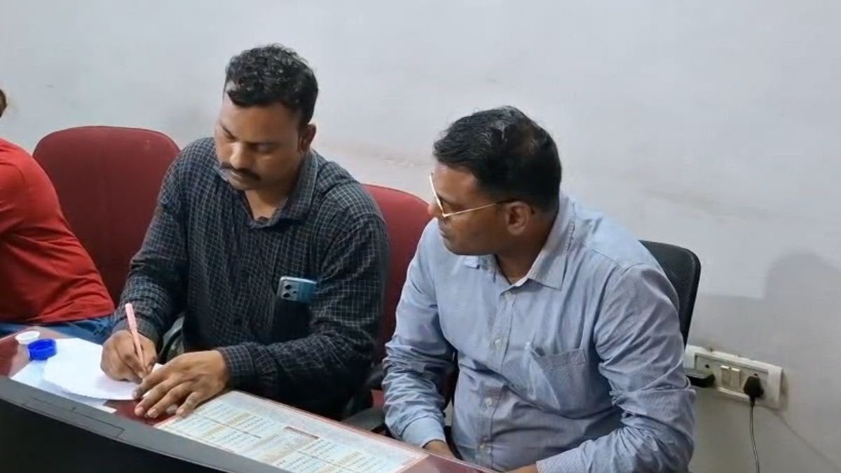 Balaghat News: डाटा एंट्री ऑपरेटर ₹10,000 रिश्वत लेते रंगे हाथ गिरफ्तार, बालाघाट कलेक्टर कार्यालय में पहली बार लोकायुक्त की बड़ी कार्रवाई