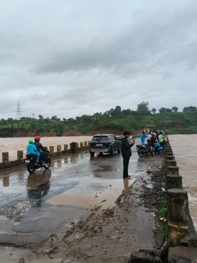 बरगी डैम के 9 गेट खुलते ही नर्मदा में बाढ़ का खतरा, फिर भी सेल्फी ले रहे लोग