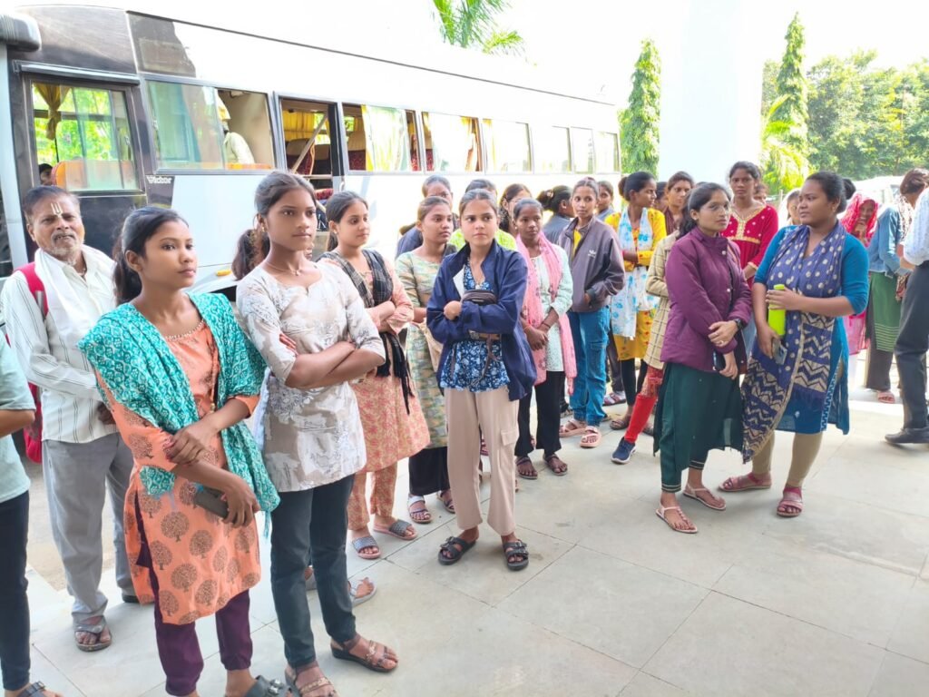 Balaghat News: बालाघाट की बेटियों की बड़ी उड़ान, नक्सल प्रभावित इलाकों की 150 बालिकाएं बेंगलुरु पहुंचीं