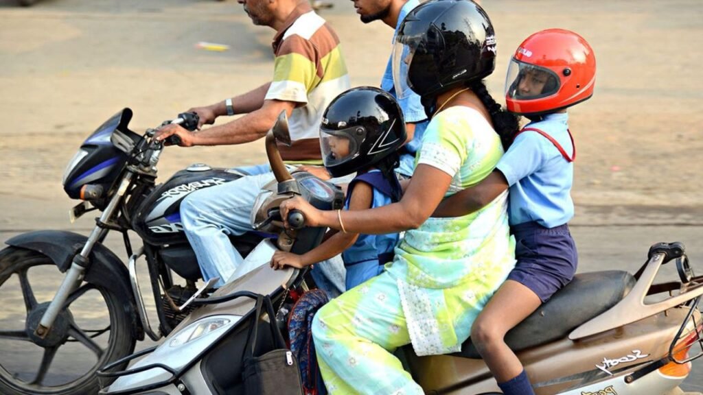Balaghat Helmet Rule 2025: बालाघाट में बिना हेलमेट अब नहीं मिलेगा पेट्रोल, पुलिस की सख्ती से बढ़ी हेलमेट की मांग