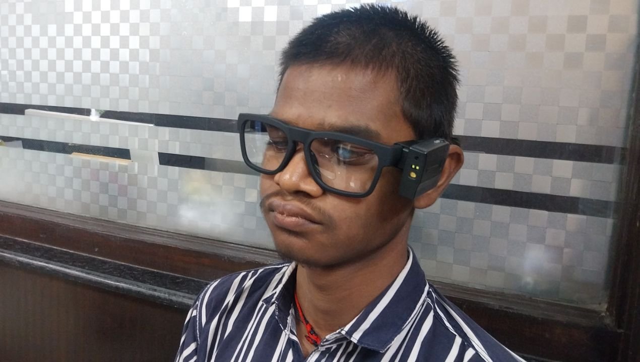 20 वर्षीय नाइजीरियाई युवा ने बनाई AI स्मार्ट चश्मा, अब बिना छड़ी दृष्टिबाधित लोगों को रास्ता दिखाने की कोशिश